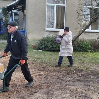 Die ehrenamtlichen Helfer haben vor Supermärkten und in Schulen gesammelt. In den Kisten sind neben Nahrungsmitteln auch Hygieneprodukte oder Spielsachen.