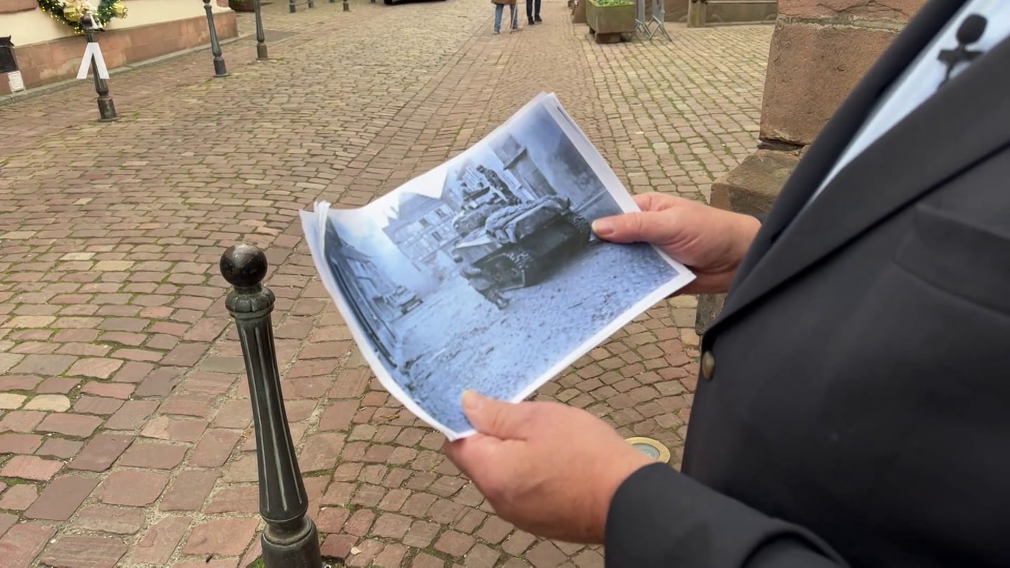 Aufnahme eines Panzers im zerstörten Kaysersberg im französischen Elsass