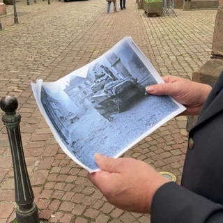 Aufnahme eines Panzers im zerstörten Kaysersberg im französischen Elsass