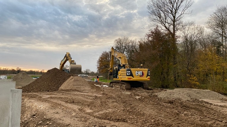 Am Mundehof in Freiburg wird aktuell schon Erde für die neue Straße aufgeschüttet. Um bis zu drei Meter. Die Strecke soll dann auf dem zukünftigen Niveau von Dietenbach liegen.