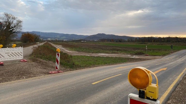 Auf dieser Fläche wird der erste Bauabschnitt des Stadtteils Dietenbach entstehen. Auch hier wird dann Erde aufgeschüttet.