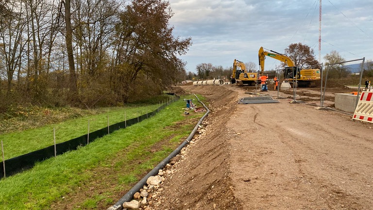 Hier sind schon die ersten Tonnen Erde aus dem Zwischenlager von Dietenbach verbaut: Die Straße zum Mundenhof soll zukünftig sechs Meter breit sein. Zusätzlich kommen noch ein Grünstreifen und ein Radweg dazu.