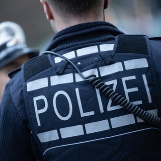 Eine Polizistin (links) und ein Polizist