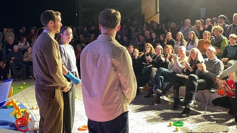 Das Foyer des Rotteck-Gymnasiums war proppenvoll - mehr als 300 Zuschauer, darunter Eltern, Lehrkräfte und Schüler, wollten den Talk mit Julian Schuster nicht verpassen.