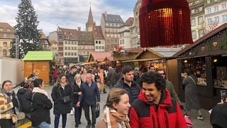 Erste Besucherinnen und Besucher auf dem Straßburger Weihnachtsmarkt 2024