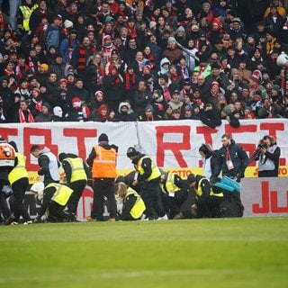 Ordner bei Spiel des SC Freiburg