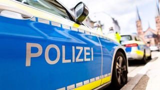 Polizeiwagen parken in der Nähe der Johanneskirche in Freiburg