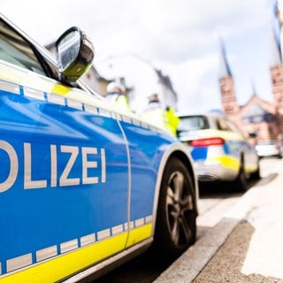 Polizeiwagen parken in der Nähe der Johanneskirche in Freiburg