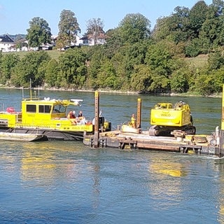 Auf einem Ponton im Rhein haben Maschinen im Herbst probeweise ein Stück des Flussbetts ausgehoben.