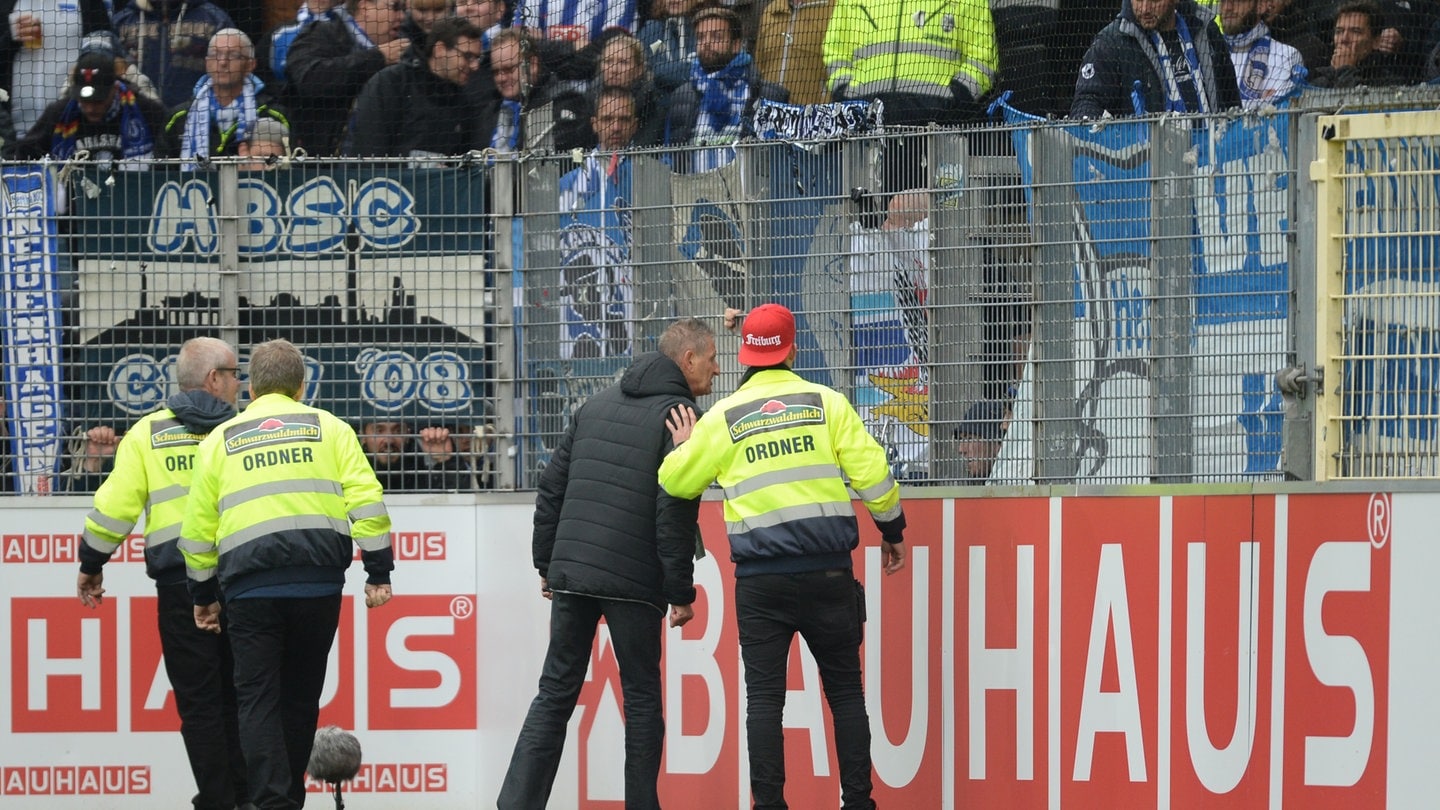 Ordner diskutieren mit Fans - aktuell gibt es Streit im Ordnerteam - ein ehemaliger Mitarbeiter erhebt schwer Vorwürfe