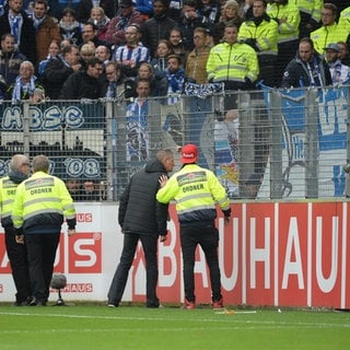 Ordner diskutieren mit Fans - aktuell gibt es Streit im Ordnerteam - ein ehemaliger Mitarbeiter erhebt schwer Vorwürfe