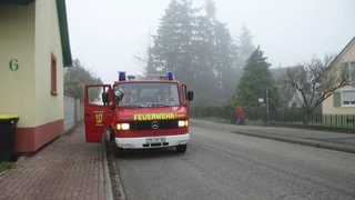 ein Feuerwehrauto - die Feuerwehr Norsingen liefert selbstgebackene Plätzchen aus