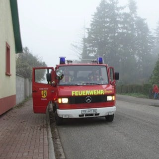 ein Feuerwehrauto - die Feuerwehr Norsingen liefert selbstgebackene Plätzchen aus