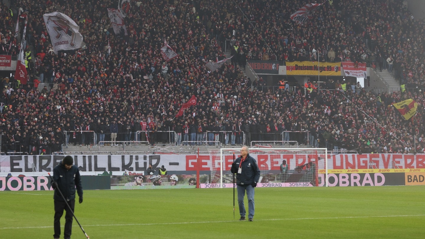 Auf der Südtribüne des Europaparkstadions blieben beim Spiel gegen Mönchengladbach einige Stehplätze aus Protest leer