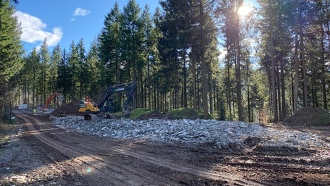 Aufräumarbeiten auf der Holzschlägermatte auf dem Schauinsland bei Freiburg. Das alte Windrad wurde gesprengt. Eine Spezialfirma baut es jetzt zurück, um einige Teile recyceln zu können.