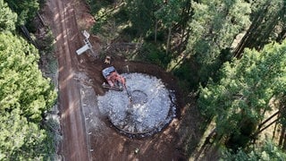 Aufräumarbeiten auf der Holzschlägermatte auf dem Schauinsland bei Freiburg. Das alte Windrad wurde gesprengt. Alles daran kann recycelt werden, nur die Rotorblätter nicht.