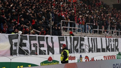 "Gegen eure Willkür": Die Freiburger Ultra-Szene kritisiert das polizeiliche Vorgehen vor dem Spiel gegen Gladbach als überzogen. 