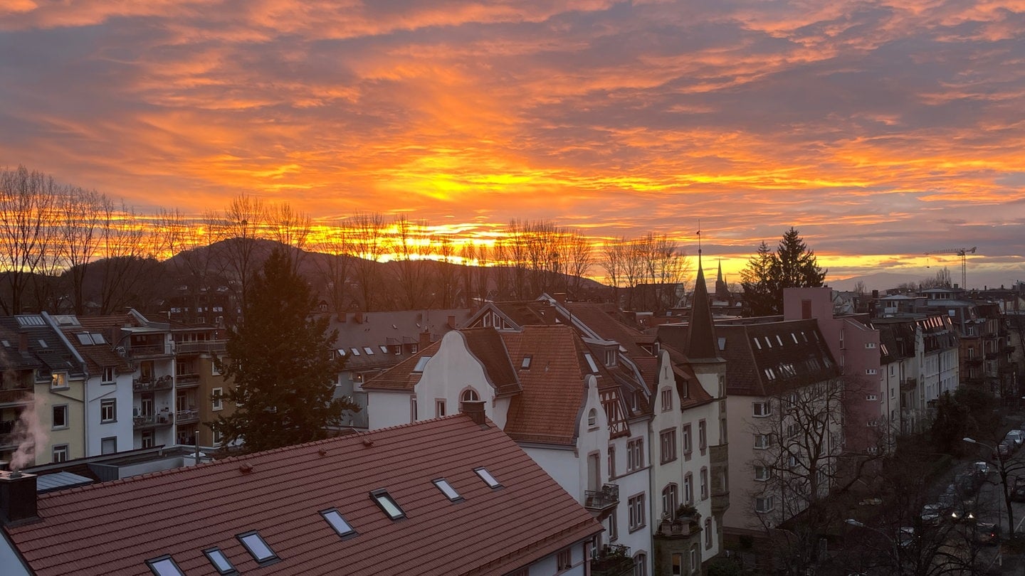 Kein Photoshop, keine Künstliche Intelligenz: Der Himmel malt mit Orginalfarben. Abendglühen hinter dem Schönberg in Freiburg. Anita Westrup hat den flüchtigen Augenblick festgehalten.