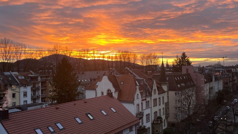 Kein Photoshop, keine Künstliche Intelligenz: Der Himmel malt mit Orginalfarben. Abendglühen hinter dem Schönberg in Freiburg. Anita Westrup hat den flüchtigen Augenblick festgehalten. 