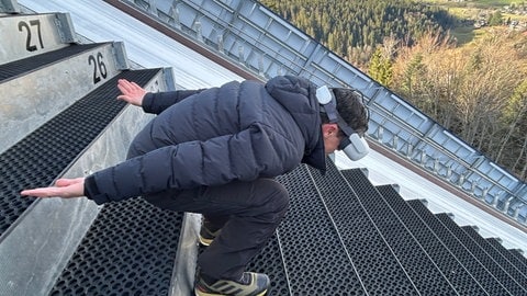 Der mehrmalige Weltcup-Sieger Martin Schmitt simuliert einen Skisprung.