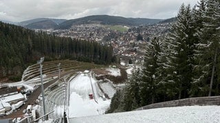 Vom 13. bis 15. Dezember 2024 findet in Titisee-Neustadt (Kreis Breisgau-Hochschwarzwald) ein Weltcup im Skispringen auf der Hochfirstschanze statt. Momentan laufen die Vorbereitungen.