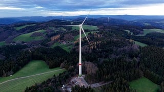 Wenn Windräder wie auf dem Schauinsland gesprengt werden, fällt viel Stahl und Beton an. Fast alles lässt sich problemlos recyceln, doch eine Schwachstelle bleibt: die Rotorblätter.