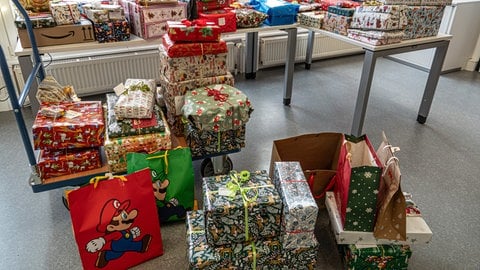 Im Rathaus in Kehl türmen sich die Geschenke: Für alle 147 Kinder wurde eine Spenderin oder ein Spender gefunden.