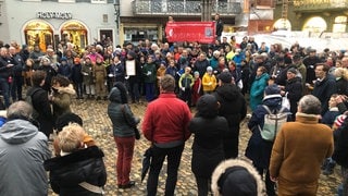 Eltern und Jugendliche protestierten auf dem Münsterplatz gegen Böhmnann-Entlassung