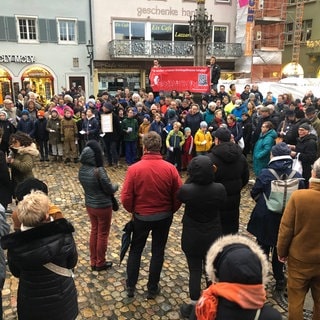 Eltern und Jugendliche protestierten auf dem Münsterplatz gegen Böhmnann-Entlassung