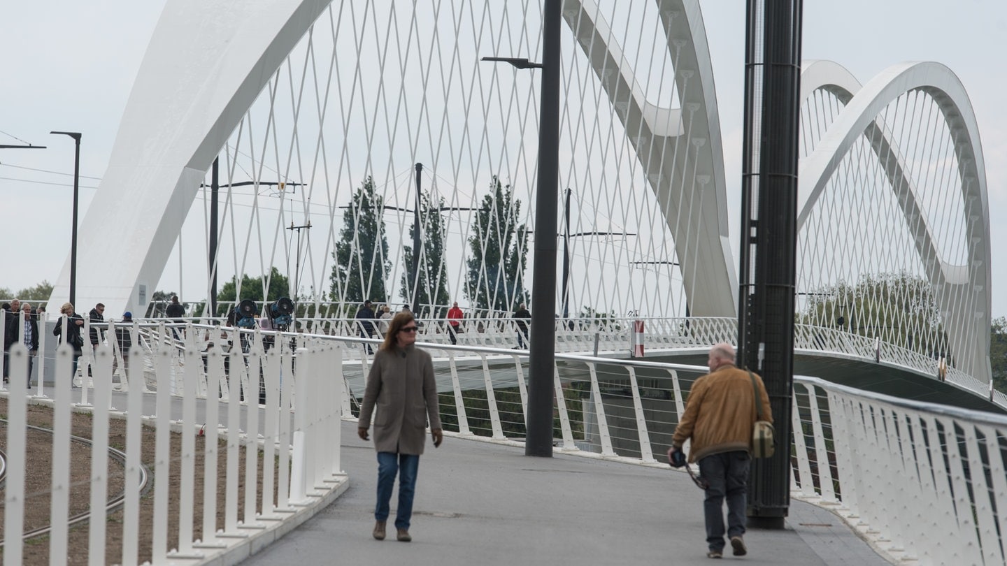 Die Europabrücke zwischen Kehl und Straßburug ist eine wichtige Achse der grenzüberschreitenden Zusammenarbeit zwischen Frankreich und Deutschland.