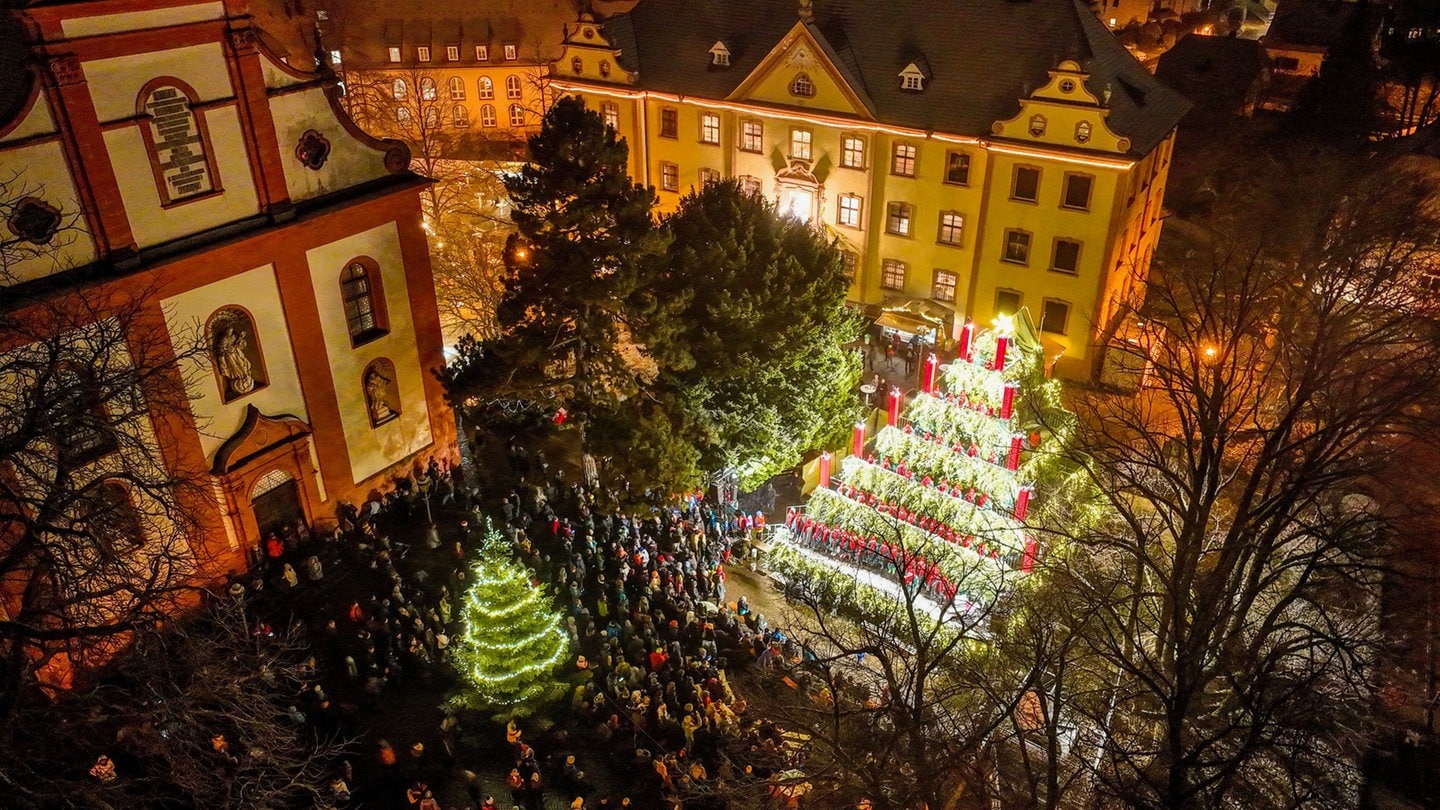 Blick auf den singenden Weihnachtsbaum in Waldkirch. Er dient als Plattform für verschiedene Chöre, die Weihnachtslieder singen.