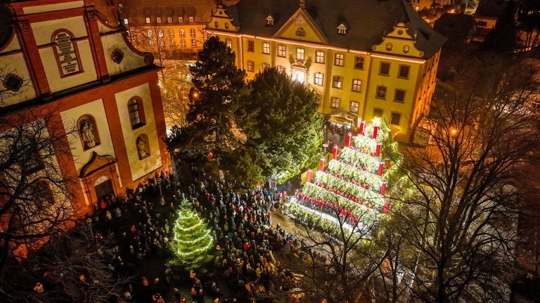 Blick auf den singenden Weihnachtsbaum in Waldkirch. Er dient als Plattform für verschiedene Chöre, die Weihnachtslieder singen. 