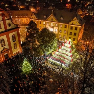 Blick auf den singenden Weihnachtsbaum in Waldkirch. Er dient als Plattform für verschiedene Chöre, die Weihnachtslieder singen. 