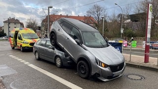 Ein Auto hat sich bei einem Auffahrunfall in Freiburg unter ein anderes geschoben