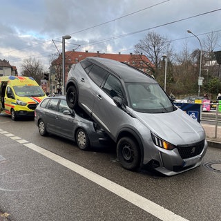 Ein Auto hat sich bei einem Auffahrunfall in Freiburg unter ein anderes geschoben