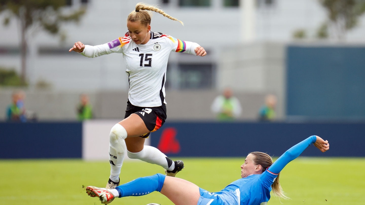 Die Deutsche Fußball-Nationalspielerin Giulia Gwinn im Zweikampf mit der Isländerin Maria Jessen.