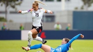 Die Deutsche Fußball-Nationalspielerin Giulia Gwinn im Zweikampf mit der Isländerin Maria Jessen.