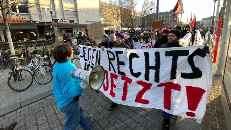 "Gegen Rechts ist Jetzt" - eine der Hauptbotschaften der Demo am 13. Dezember in Freiburg.