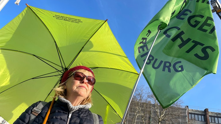 Auch Aktivistinnen von "Oma gegen Rechts" in Freiburg sind zur Demo gekommen. 