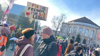 Blauer Himmel, bunte Plakate und Regenbogenflaggen: In Freiburg sind Hunderte Menschen gegen Rechtsextremismus auf die Straße gegangen. Sie wollten ein Zeichen für Demokratie und Menschenrechte setzen.