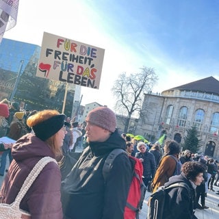 Blauer Himmel, bunte Plakate und Regenbogenflaggen: In Freiburg sind Hunderte Menschen gegen Rechtsextremismus auf die Straße gegangen. Sie wollten ein Zeichen für Demokratie und Menschenrechte setzen.