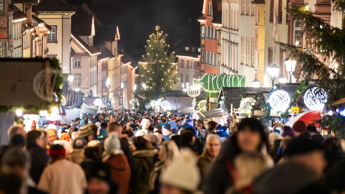 Zahlreiche Menschen gehen über den Weihnachtsmarkt in Rottweil.