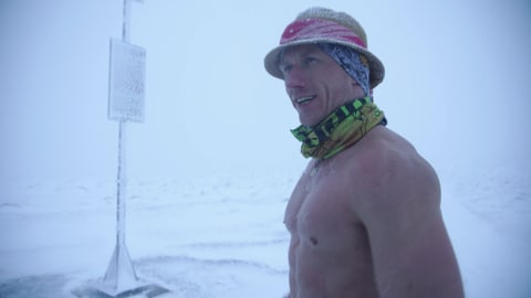 Daniel Hernes läuft durch den Schnee am Feldberg. Der Ultraläufer aus Offenburg lässt sich von Eis und Kälte nicht ausbremsen.