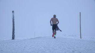 Daniel Hernes läuft durch den Schnee am Feldberg. Der Ultraläufer aus Offenburg lässt sich von Eis und Kälte nicht ausbremsen.