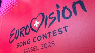 Das Logo des ESC 2025 in Basel mit vielen Herzchen und einem roten Fabblock.