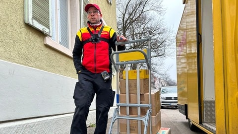 Durch immer mehr Onlinebestellungen zu Weihnachten muss Paketbote Jan Schöning in Freiburg immer mehr Pakete ausliefern.