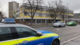 Ein Polizeiauto vor der Realschule in Weil am Rhein (Archiv)