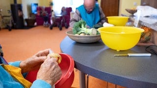 Die Menschen leben in Wohngruppen zusammen: Sie haben auch einen großen Wohnbereich mit Küche.