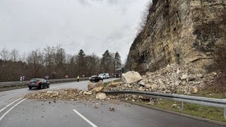 Herabgestürzte Felsbrocken liegen auf der Landstraße 415 zwischen Oberndorf und Lindenhof