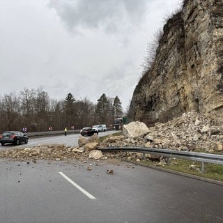 Herabgestürzte Felsbrocken liegen auf der Landstraße 415 zwischen Oberndorf und Lindenhof